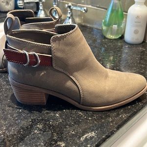 Short heeled boots